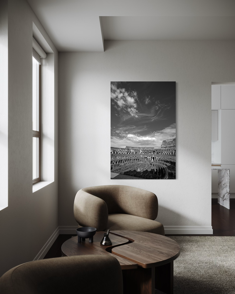 Czarno-biała fotografia na płótnie przedstawiająca Koloseum w Rzymie, z łukowymi arkadami i otwartą areną pod dramatycznym niebem.