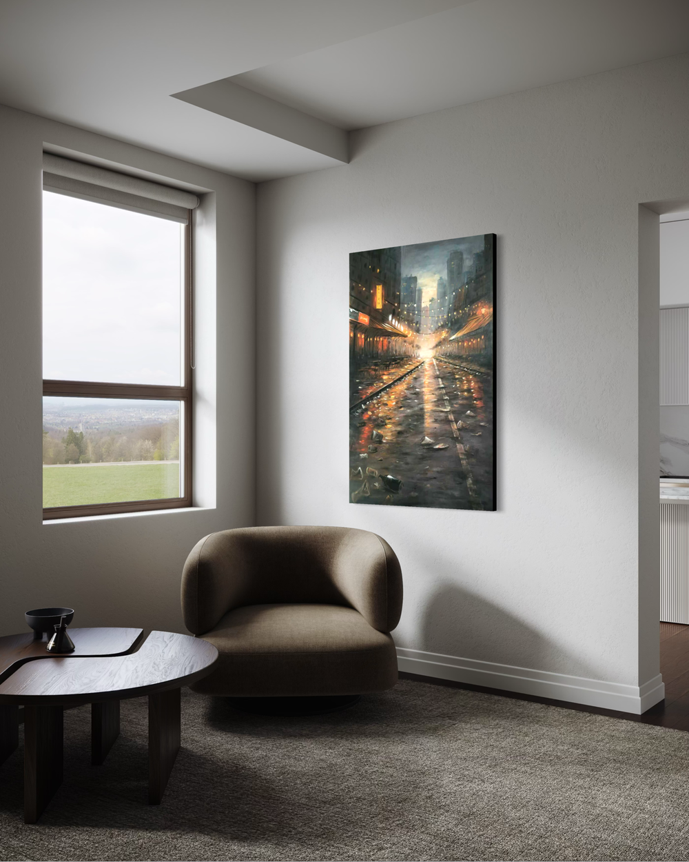 Ręcznie malowany obraz deszczowej ulicy z girlandami świateł i ciepłymi refleksami, pustymi ogródkami i mglistym tłem.