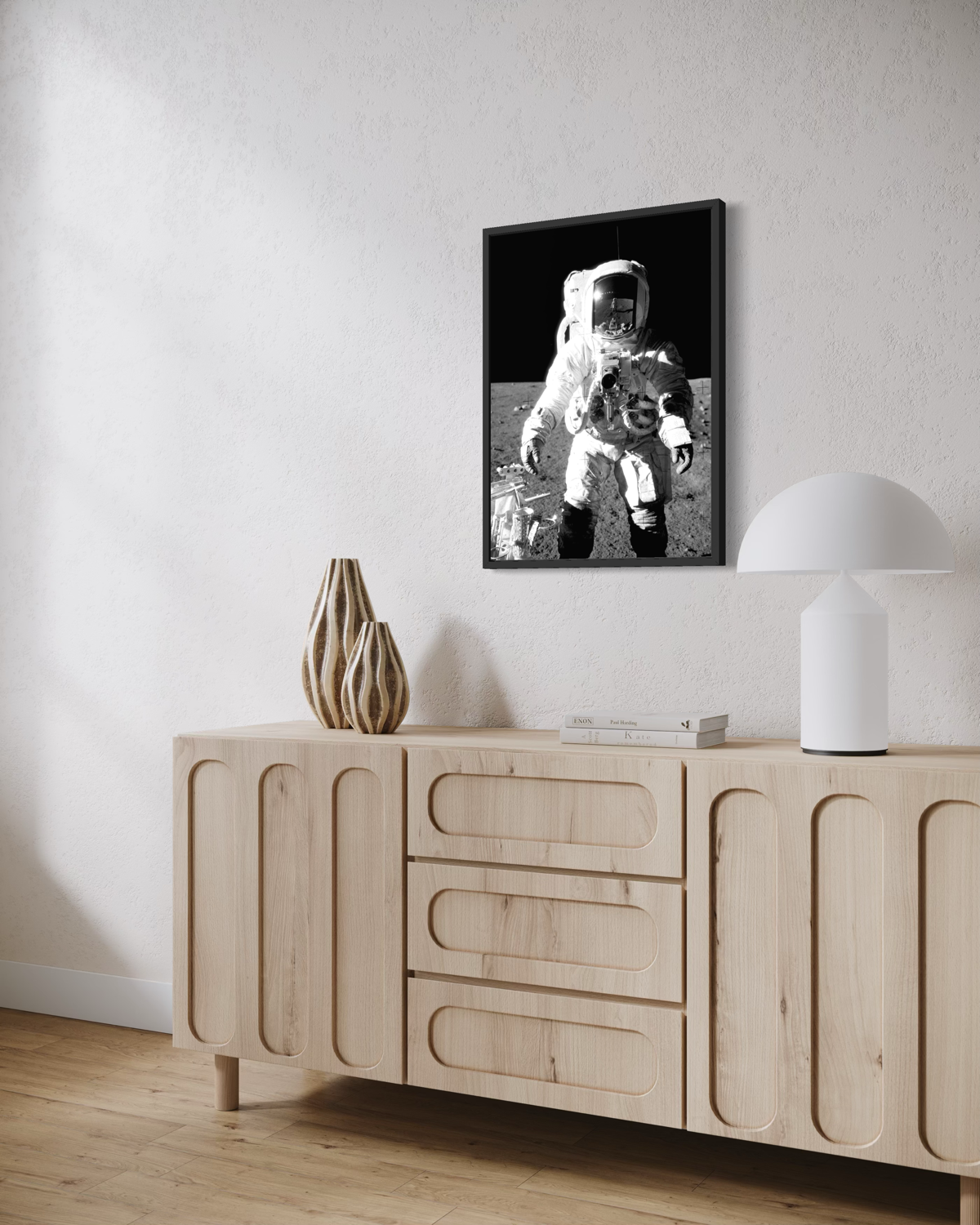 Fotografia astronauty Alana Beana na powierzchni Księżyca podczas misji Apollo 12, w skafandrze kosmicznym, otoczonego krajobrazem księżycowym i sprzętem na tle głębokiej czerni kosmosu.