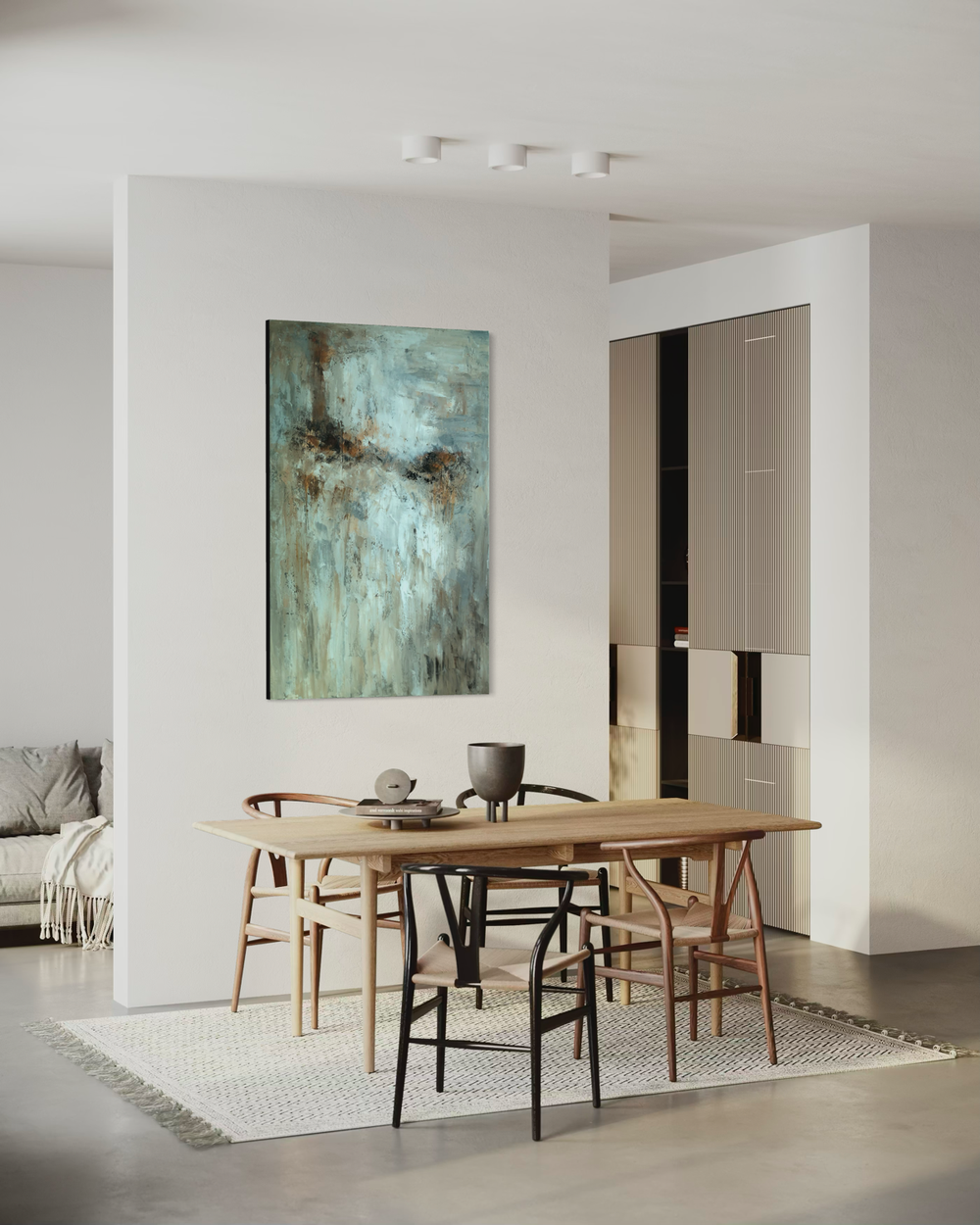 Ręcznie malowany abstrakcyjny obraz w niebieskoszarych i ziemistych tonach z widoczną fakturą i warstwami farby.