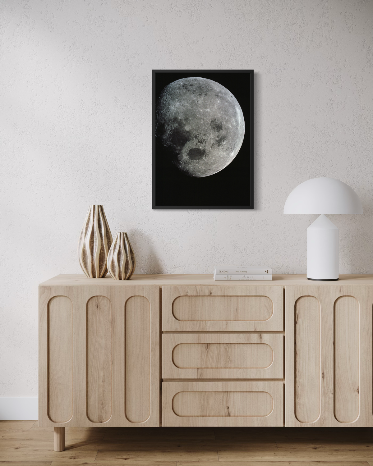 Szczegółowa fotografia Księżyca na tle głębokiej czerni kosmosu, z wyraźnie widocznymi kraterami i strukturą powierzchni.