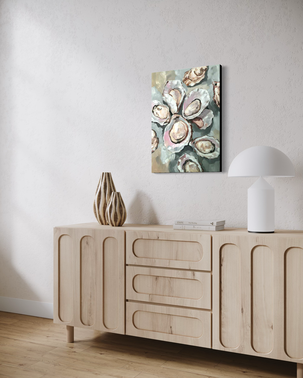 Ręcznie malowany obraz przedstawiający otwarte ostrygi w szaro-beżowych odcieniach z perłowymi detalami.