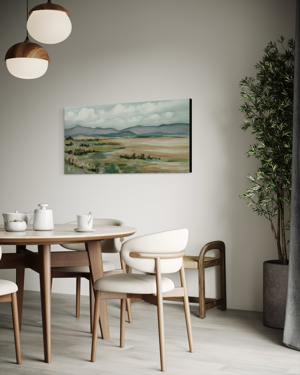 Ręcznie malowany panoramiczny obraz przedstawiający otwarty krajobraz z polami, wodą i miękkimi górami w stonowanych barwach ziemi i błękitu.