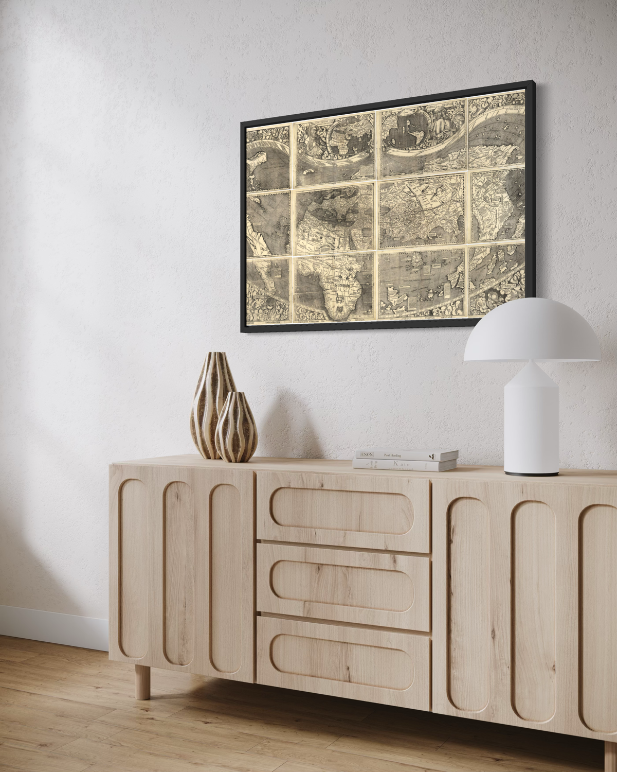 Historyczna mapa świata Martina Waldseemüllera z 1507 roku, złożona z wielu arkuszy przedstawiających szczegółowe kontynenty, oceany i dekoracyjne ilustracje.