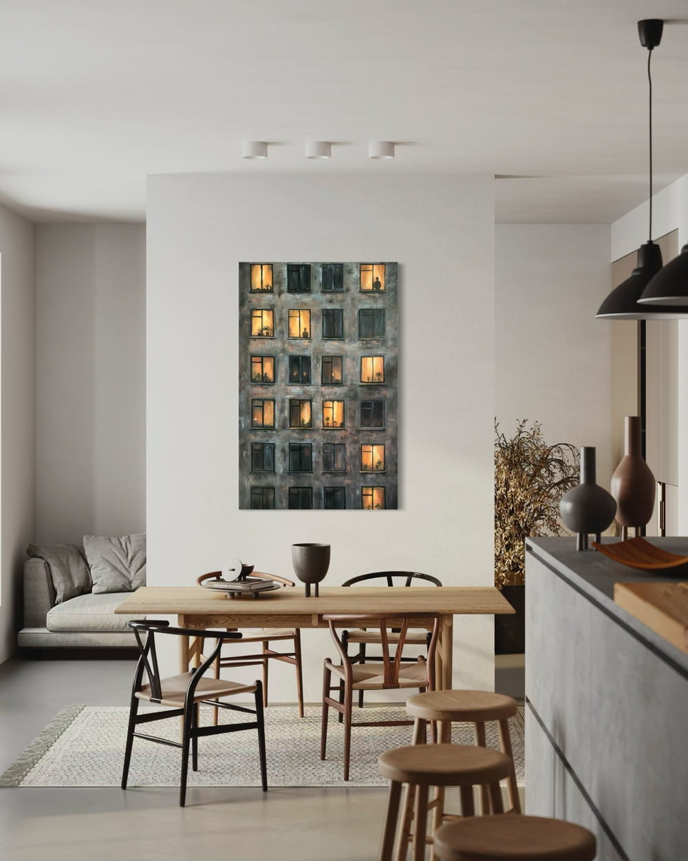 Ręcznie malowany obraz fasady budynku z wieloma oknami, z których część świeci ciepłym światłem i ukazuje sylwetki ludzi oraz roślin.