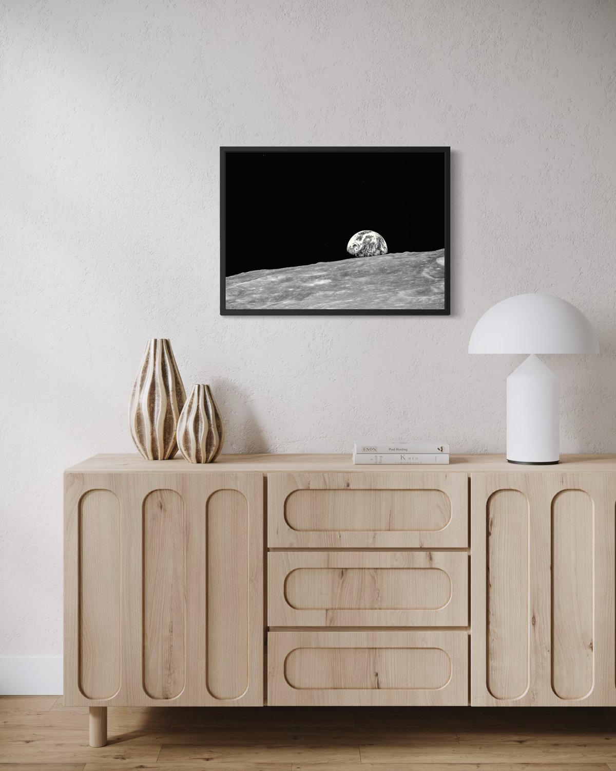 Ziemia widziana z Księżyca, wznosząca się ponad szarą, surową powierzchnią Księżyca na tle głębokiej czerni kosmosu.